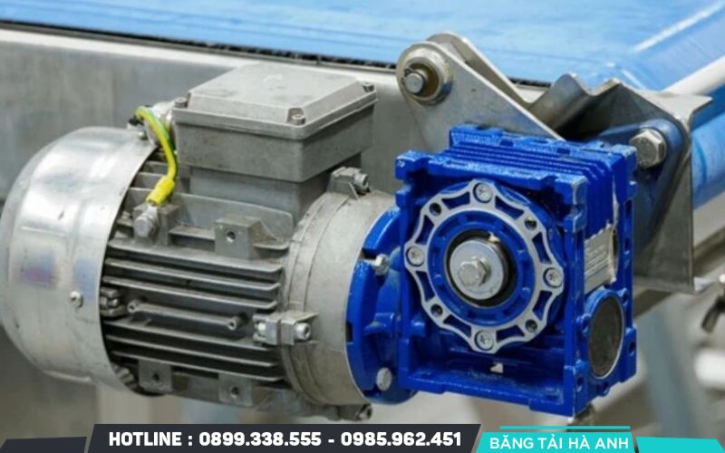 Việc lựa chọn đồng bộ động cơ với các thiết bị bổ trợ giúp toàn bộ hệ thống băng tải dốc vận hành mượt mà