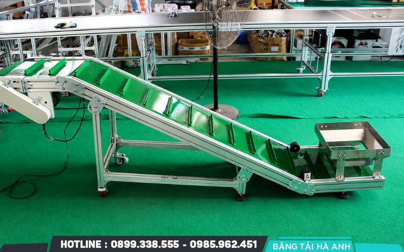 Băng tải nghiêng chịu áp lực vận hành lớn hơn rất nhiều so với các hệ thống băng tải đặt nằm ngang