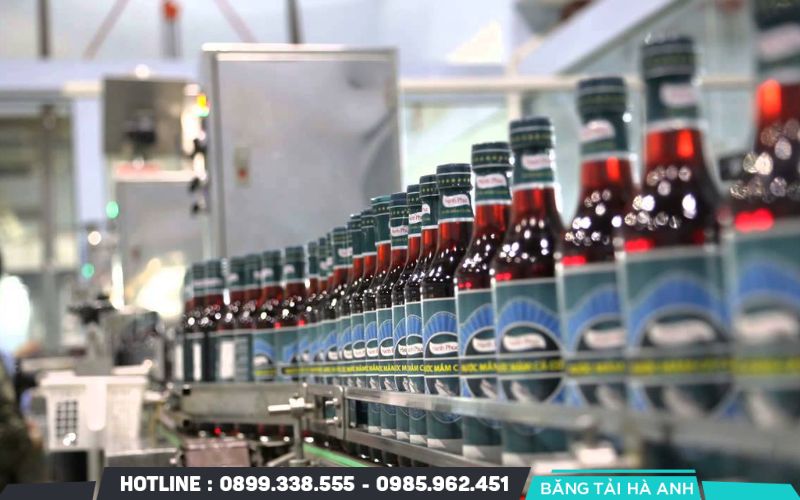 Máy dán nhãn thực hiện thao tác gắn tem nhãn lên bề mặt chai lọ với độ chính xác cao