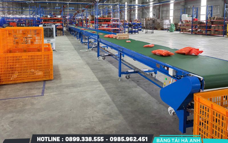 Dây băng tải PVC độ dày trung bình trong ngành đóng gói và logistics