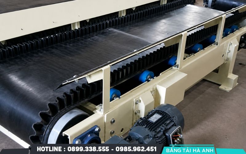 Ngừng cấp liệu và để băng tải chạy sạch trước khi tắt máy
