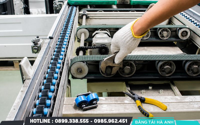 Khi phát hiện dây băng bị lệch sang một bên, bạn cần kiểm tra ngay sự phân bổ của cám trên bề mặt dây