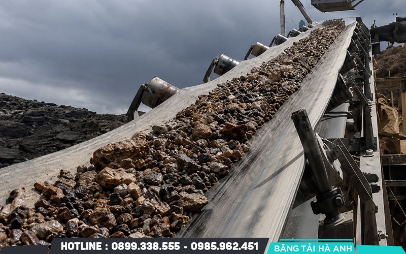 Băng tải cao su đóng vai trò là xương sống trong chuỗi cung ứng vật liệu rời tại các nhà máy và kho bãi hiện đại