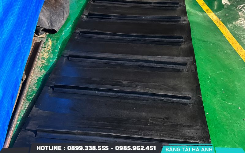 Băng tải chịu nhiệt là thiết bị vận chuyển vật liệu có nhiệt độ cao trong các môi trường sản xuất khắc nghiệt
