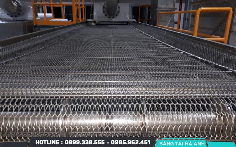 Băng tải inox phù hợp hơn nhờ kết cấu chắc chắn, khả năng chịu tải lớn và độ bền cơ học cao