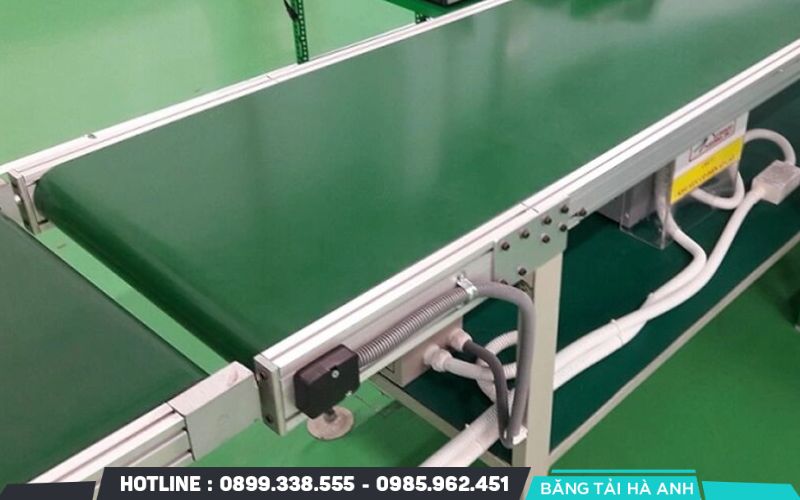Băng tải nhôm là hệ thống băng tải sử dụng khung nhôm định hình lắp ghép làm kết cấu chịu lực chính