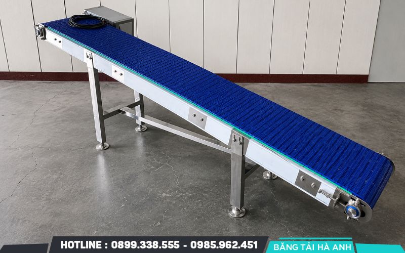 Băng tải xích nhựa phù hợp với doanh nghiệp cần hệ thống vận hành linh hoạt, chi phí đầu tư hợp lý