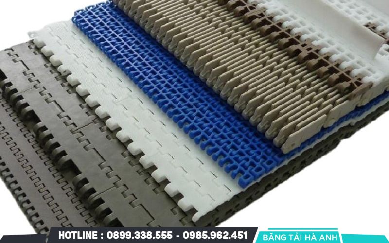 Băng tải xích nhựa là hệ thống vận chuyển sử dụng các mắt xích nhựa liên kết với nhau tạo thành bề mặt tải liên tục