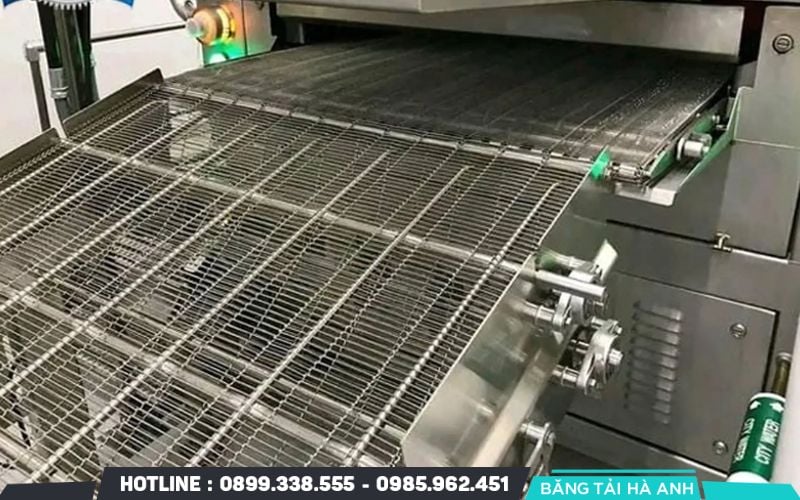 Băng tải inox phù hợp với môi trường sản xuất yêu cầu tải trọng lớn,