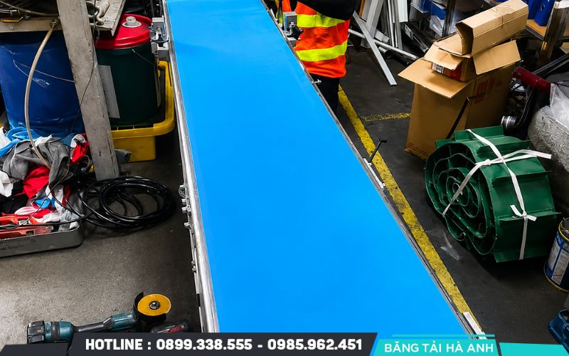 Lệch cánh là hiện tượng dây băng tải có xu hướng cong hoặc lệch sang một bên theo chiều dọc