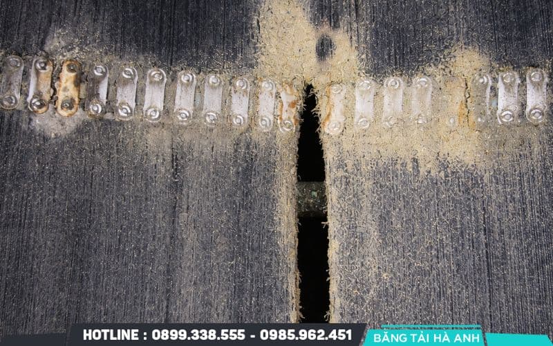 Sau thời gian dài làm việc, lớp cao su và lớp bố chịu lực của dây băng có thể bị lão hóa, bị rách