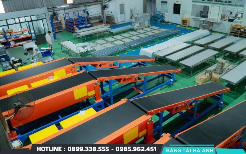 Cần xác định chiều dài, độ nghiêng và điều kiện vận hành trước khi tính công suất mô tơ băng tải