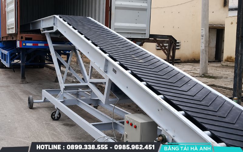 Băng gân hoặc băng gờ giúp tăng ma sát và giữ vật liệu tốt hơn khi vận hành ở góc lớn