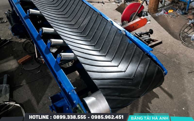 Dây băng tải cao su gân V và bề mặt gai