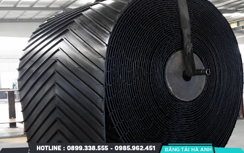 Dây băng tải cao su là loại băng tải được sản xuất từ cao su tự nhiên hoặc cao su tổng hợp