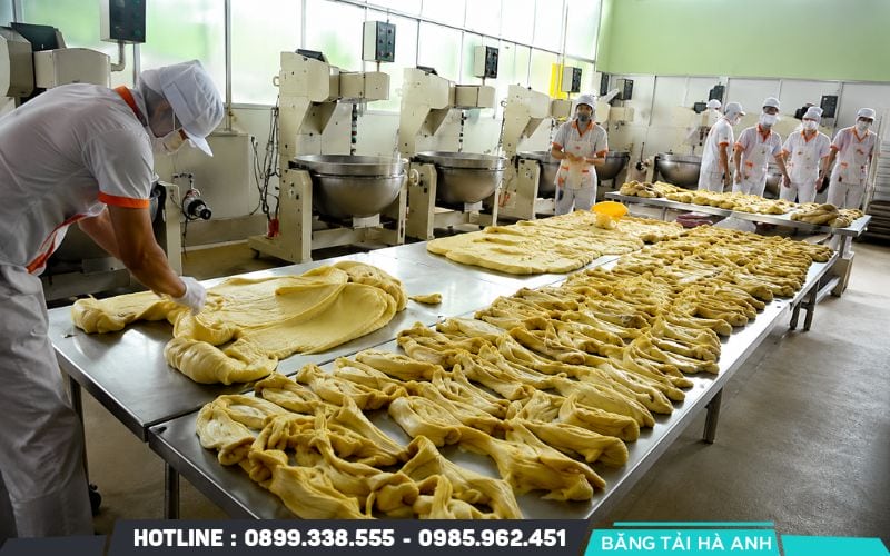 Nhào và cán lớp vỏ bánh pía