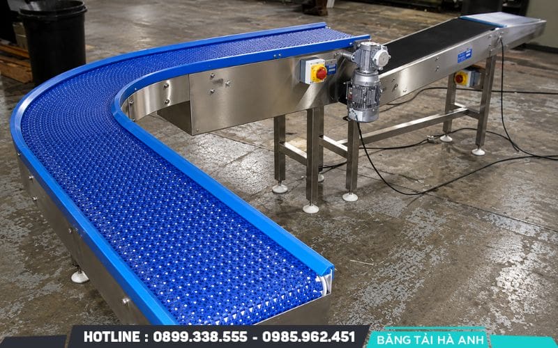 Băng tải nhựa sở hữu nhiều đặc tính phù hợp với các dây chuyền sản xuất hiện đại và môi trường yêu cầu kỹ thuật cao