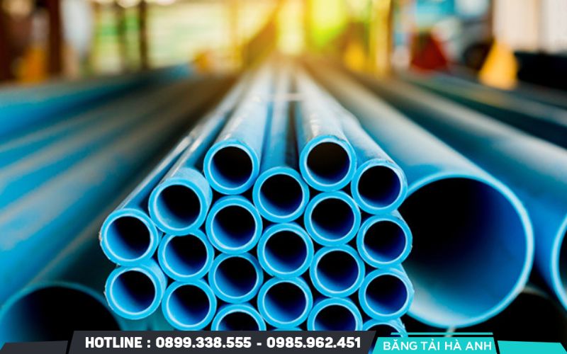 Cấu trúc phân tử của PVC gồm các nguyên tử cacbon liên kết thành chuỗi dài