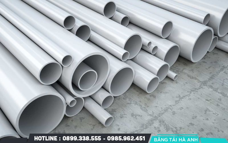 PVC sở hữu cấu trúc ổn định, khả năng chịu tác động môi trường tốt và dễ dàng gia công