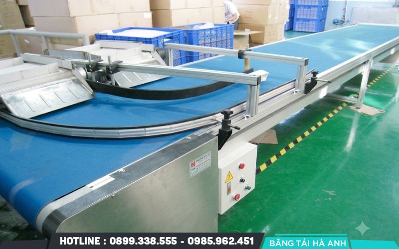 Băng tải được trang bị thiết bị vệ sinh chuyên dụng có thể thực hiện vệ sinh khi băng tải vẫn hoạt động