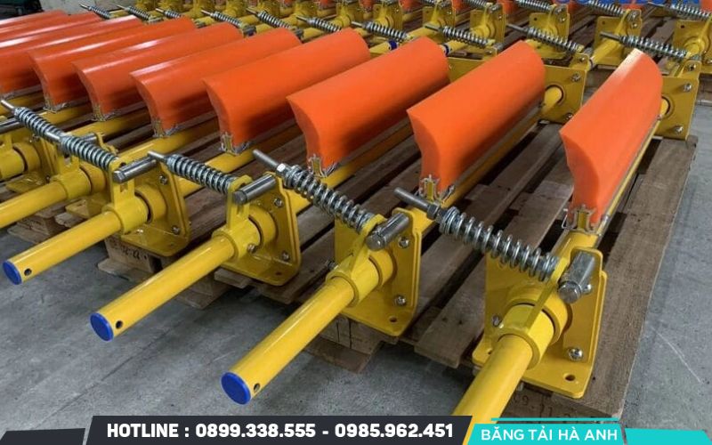 Hệ thống gạt băng tải giúp loại bỏ vật liệu còn bám sau khi xả tải