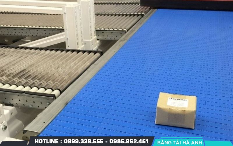 Băng tải xích nhựa sử dụng mắt xích nhựa kỹ thuật có trọng lượng nhẹ
