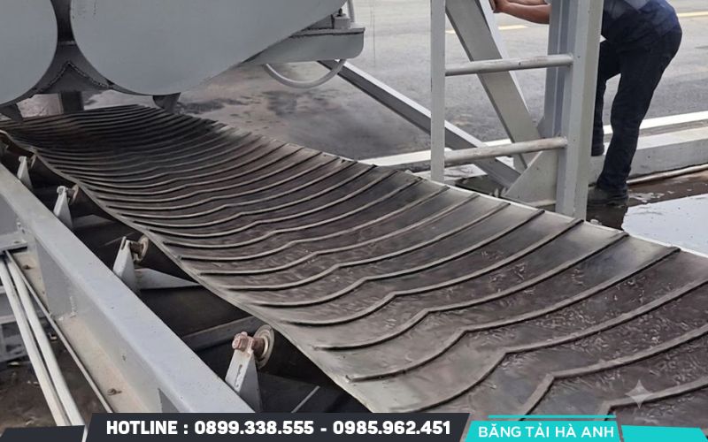 Khi dây băng tải bị căng quá mức, áp lực tác động lên mặt đỡ tăng lên, làm lực ma sát lớn hơn bình thường