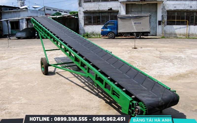 Băng tải có góc nghiêng lớn cần lực căng cao hơn để giữ vật liệu ổn định và duy trì khả năng truyền động