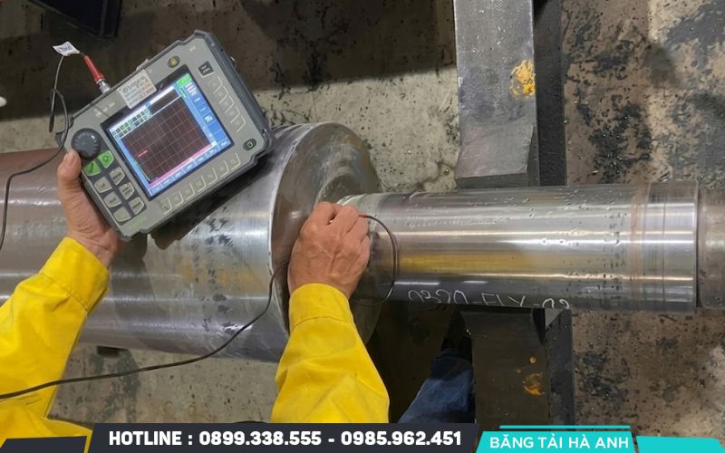 Đồng hồ so là thiết bị được sử dụng phổ biến để kiểm tra độ rơ hướng kính của trục con lăn