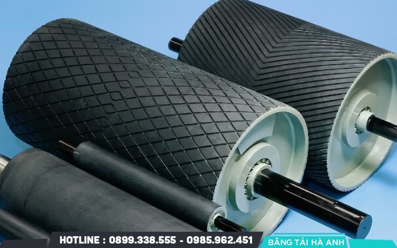 Puly băng tải là tang hình trụ được lắp trên trục quay để dẫn động hoặc điều hướng dây băng tải
