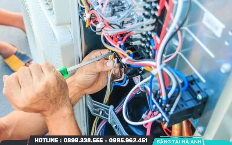 Kiểm tra hệ thống điện, cảm biến và thiết bị an toàn của băng tải