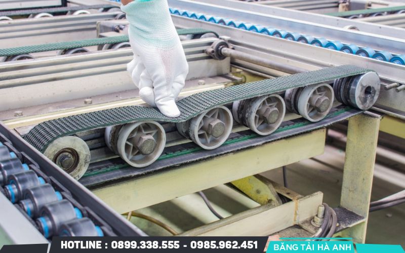 Kiểm tra bề mặt băng tải và độ căng dây đai