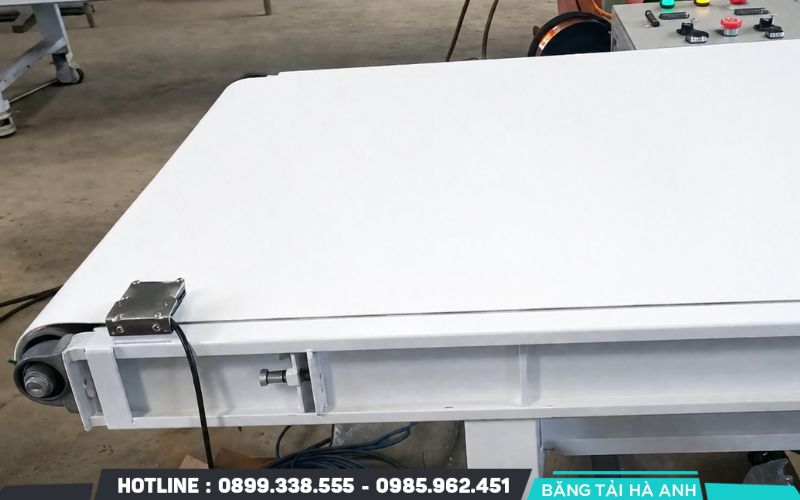 Việc lựa chọn cần dựa trên vật liệu, khoảng cách phát hiện, tốc độ băng tải và điều kiện môi trường