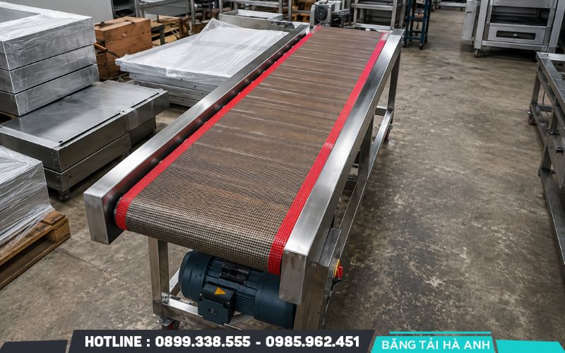 Băng tải chịu nhiệt sử dụng vật liệu được lựa chọn để hạn chế suy giảm tính năng khi làm việc ở nhiệt độ cao