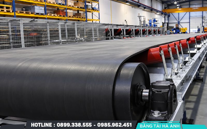 Băng tải chống dầu là loại băng tải được thiết kế với lớp cao su phủ có khả năng hạn chế dầu thấm vào