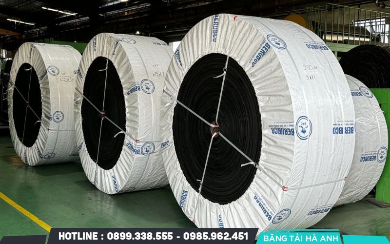 Băng tải chống hóa chất sử dụng lớp cao su hoặc vật liệu tổng hợp có khả năng kháng hóa chất ở phần bề mặt