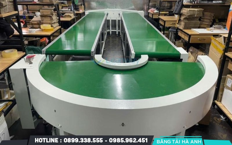 Kích thước tổng thể của băng tải và khả năng tích hợp vào không gian nhà xưởng