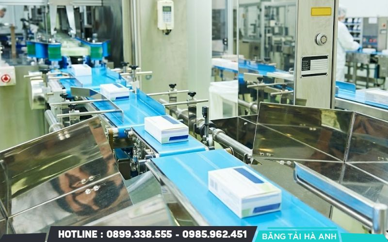 Hàng nhẹ bao gồm linh kiện điện tử, dược phẩm, thực phẩm đóng gói, thùng carton nhỏ và phụ liệu may mặc