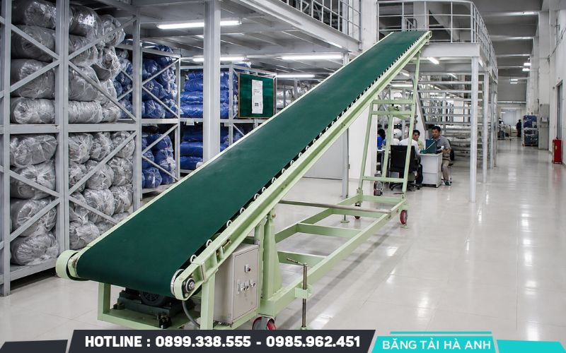 Băng tải nghiêng là hệ thống vận chuyển có mặt băng đặt theo một góc so với phương ngang