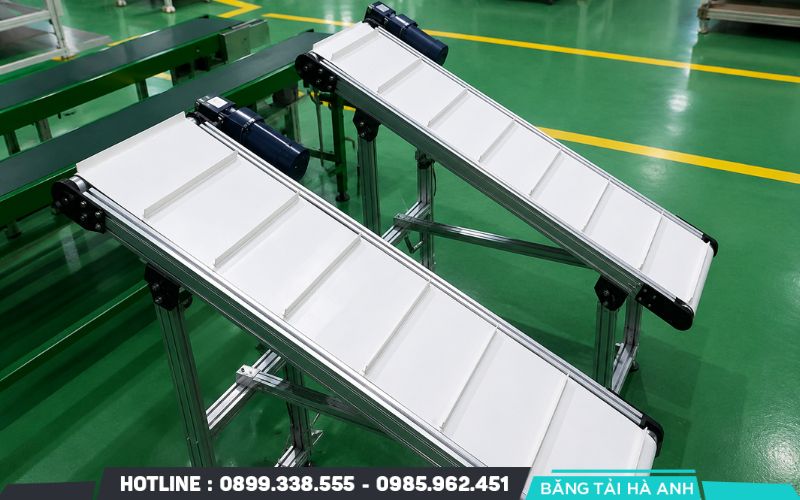 Băng tải nghiêng phù hợp với dây chuyền cần thay đổi cao độ trong quá trình vận chuyển