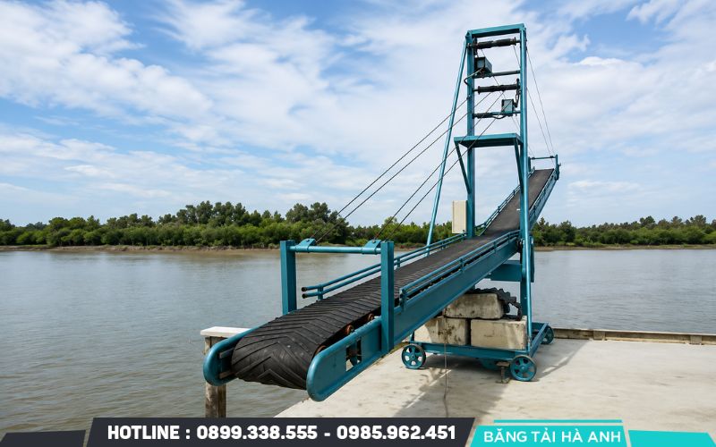 Băng tải ngoài trời sử dụng dây băng, khung máy và bộ truyền động để vận chuyển vật liệu ngoài trời