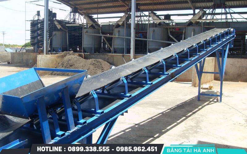 Băng tải nghiêng phù hợp với hệ thống có đủ chiều dài lắp đặt và cần nâng hoặc hạ vật liệu theo một tuyến thẳng