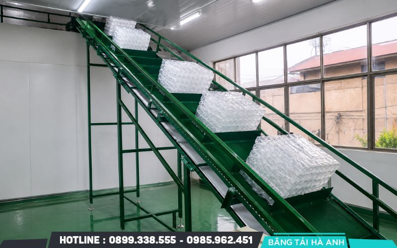 Băng tải nghiêng là hệ thống vận chuyển có mặt băng đặt theo một góc so với phương ngang