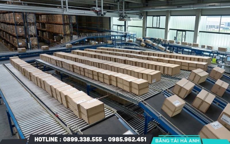 Băng tải con lăn chuyên dùng để di chuyển các kiện hàng có mặt đáy phẳng cứng như thùng carton