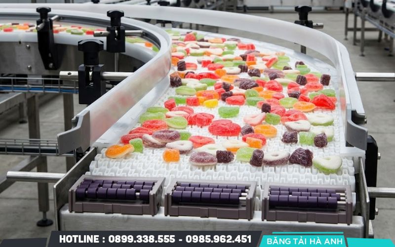 Băng tải xích nhựa góc cong giúp tối ưu diện tích và kết nối mượt mà giữa các công đoạn phân loại