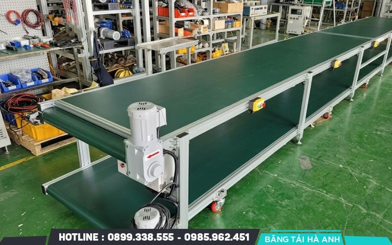 Chiều rộng băng tải (W) được tính theo năng suất yêu cầu (Q), tốc độ băng (v) và góc chất đống của vật liệu