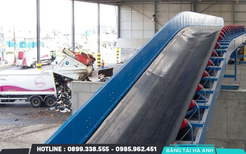 Mặt băng hẹp khiến hàng hóa dễ bị dạt ra hai bên và rơi vãi xuống sàn nhà xưởng trong quá trình vận chuyển