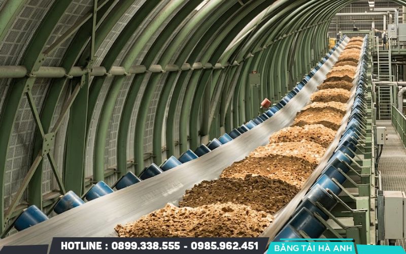 Vật liệu rời, dạng bột, hạt và hóa chất ăn mòn nên sử dụng băng tải lòng máng sâu