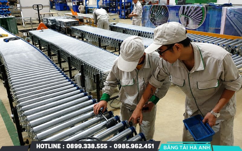 Băng tải con lăn có nhiều chi tiết chuyển động nên chi phí bảo trì phụ thuộc đáng kể vào số lượng con lăn và ổ bi