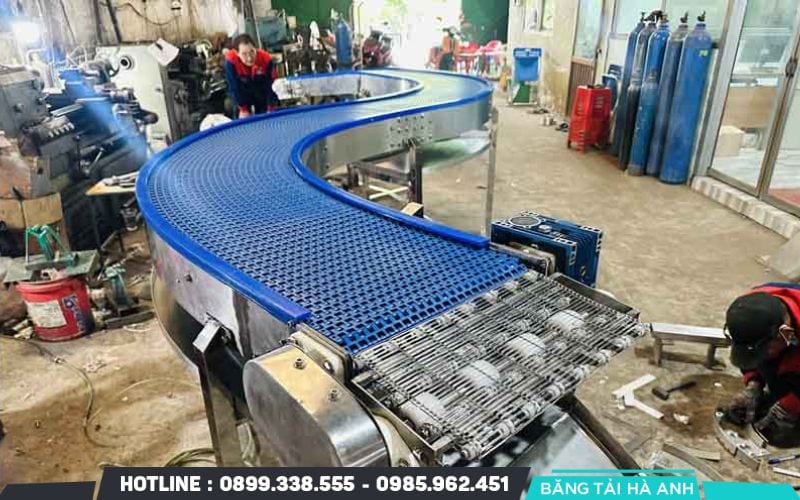 Băng tải nhựa modular có ưu điểm là có thể thay từng đoạn module bị hỏng thay vì thay toàn bộ dây băng